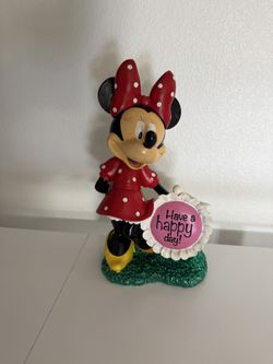 Minnie Mouse statue