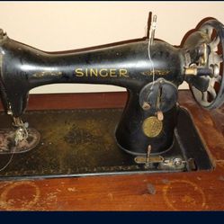 1940s Singer Sewing Machine And Table