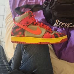Nike Dunk High 1985 "Red Acid Wash". 