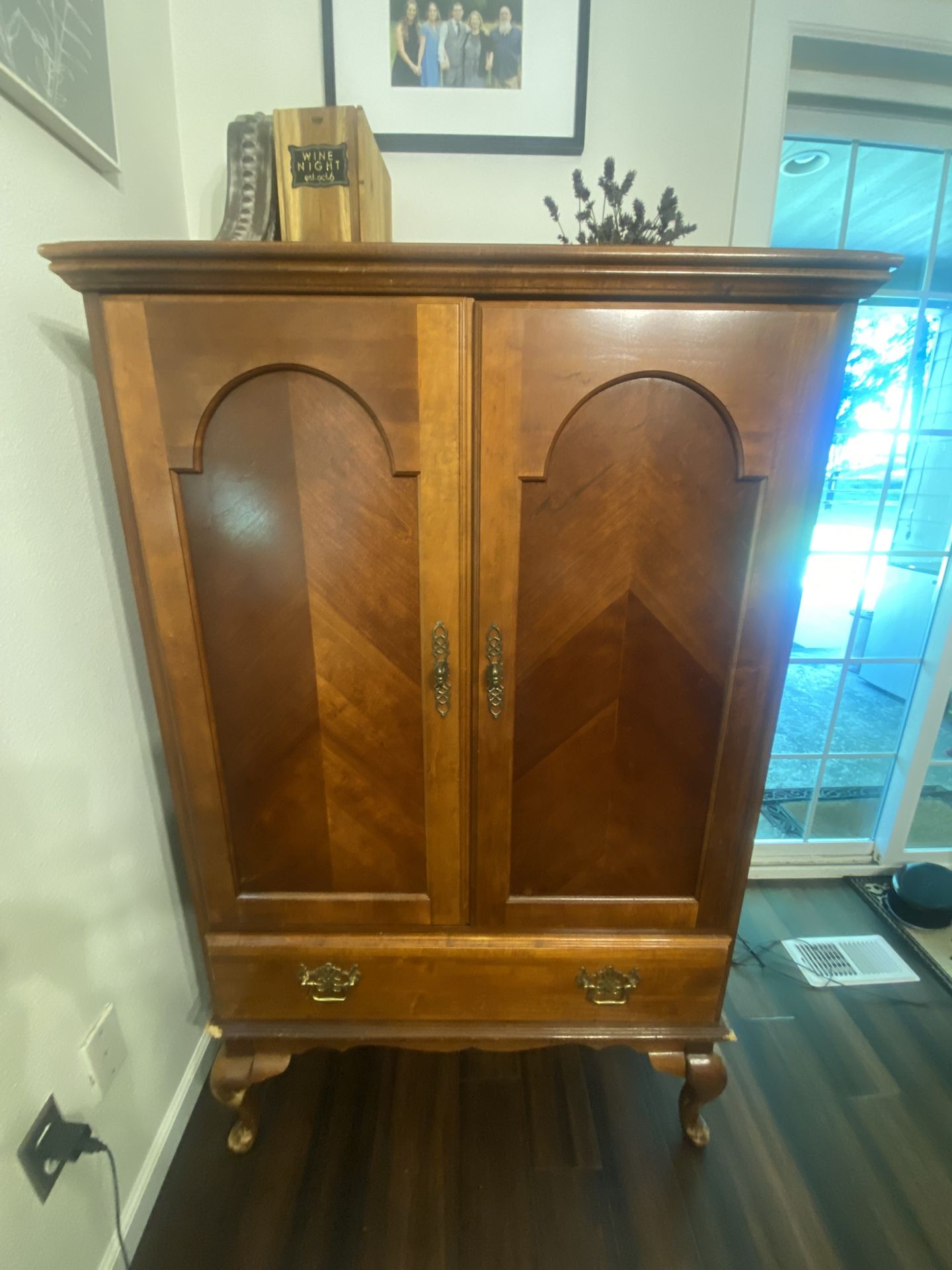 Cabinet/hutch/armoire