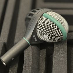 AKG D112 - Kick Drum Mic - MINT