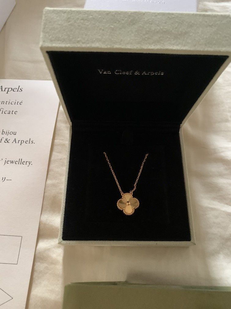 Van Cleef & Arpels Van  Necklace – Stylish 18K Gold Plated Women’s Jewelry
