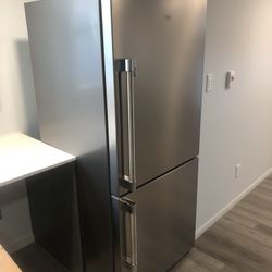 New refrigerator. Never Used! Too big!