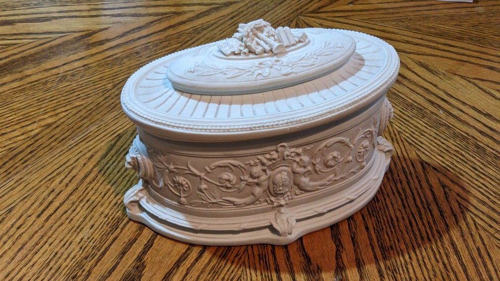 Vintage White Embossed Resin Hinged Oval Trinket Box 5.75" x 8" x 4" Excellent