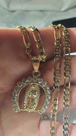 Cadena de oro laminado con dije de virgen en herradura con zirconia al rededor y esclava