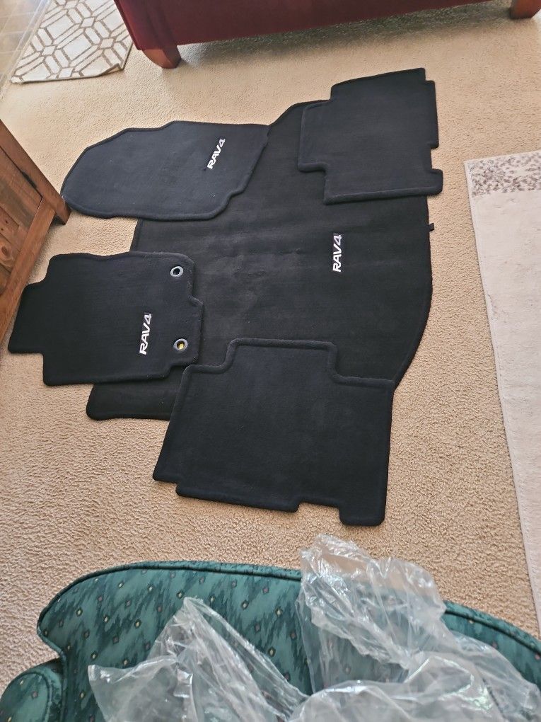 Car Mat Tollota Rav4 5pieces $ 70new