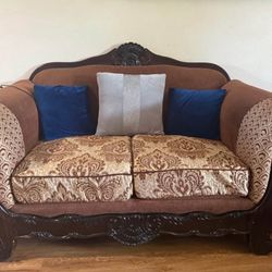 Vintage Couch With Pillows And Cover