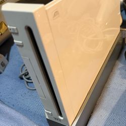 Wii  Plus 4 Controllers 4 Nunchucks One Rechargeable Battery Charger Station  With Four Rechargeable Batteries 