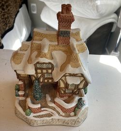 Miss Belle’s Cottage by David Winter Cottages