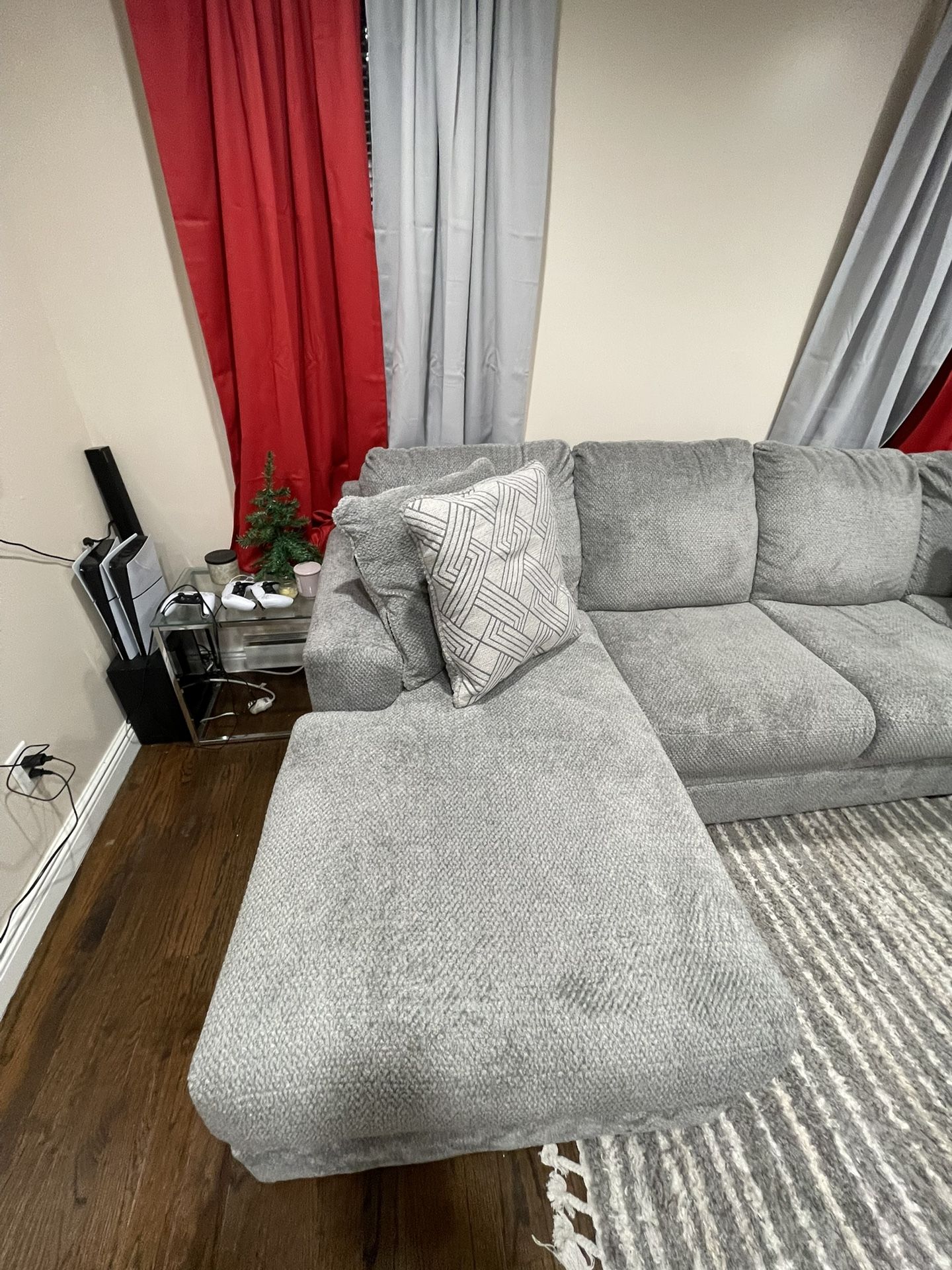 SECTIONAL U SHAPE COUCH.