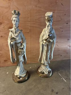 Asian couple Universal Statue