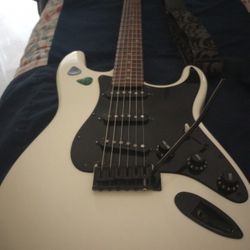 FENDER STRATOCASTER (SQUIER) TV