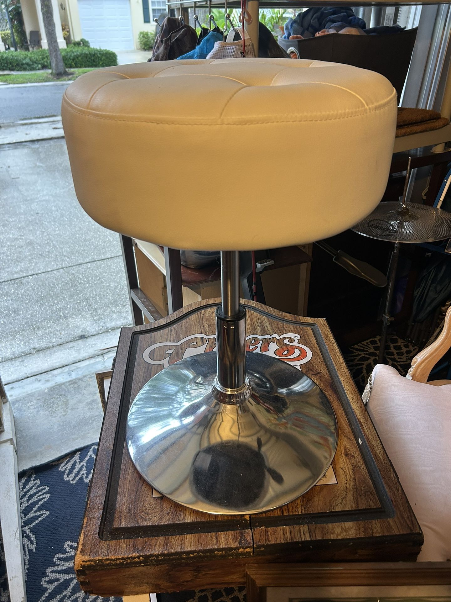 Beautiful, adjustable swivel stool