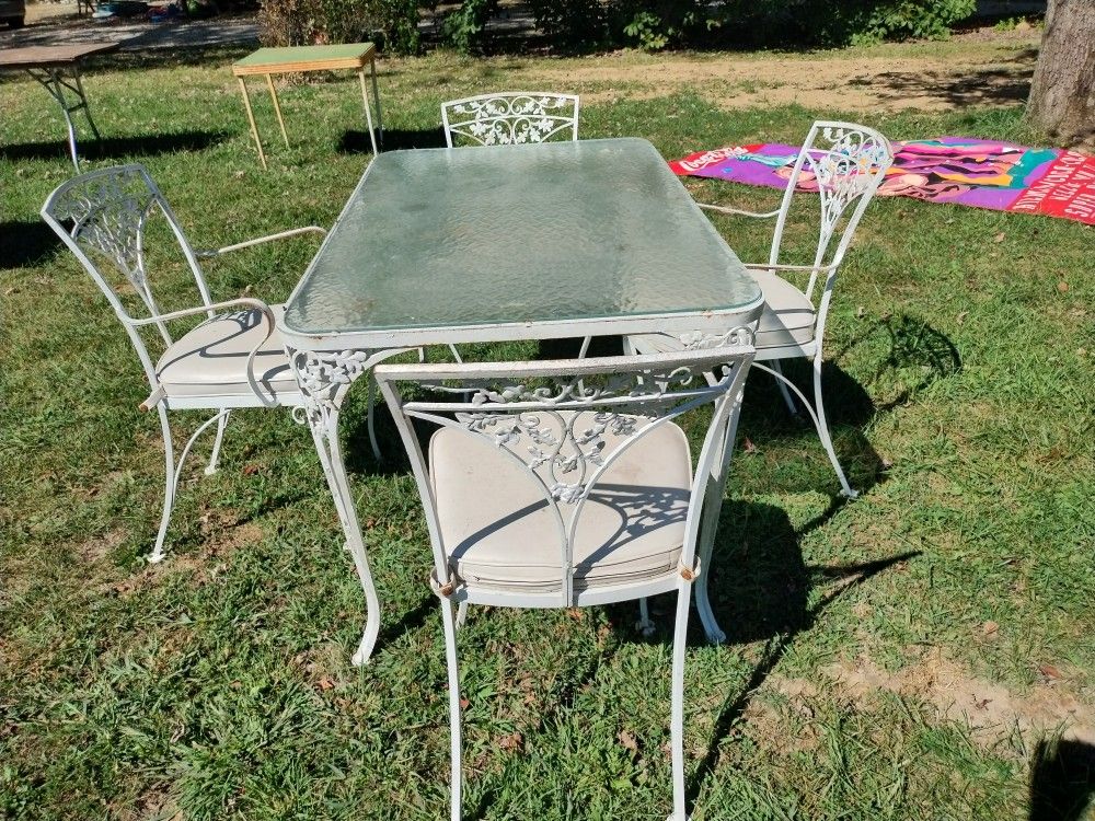 ANTIQUE WROUGHT IRON TABLE & CHAIRS WITH ORIGINAL CUSHIONS.      MARTINSVILLE 
