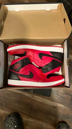 Air Jordan 1 Mid Bred Sneakers