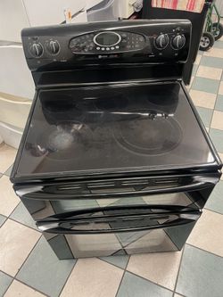 Maytag Electric Stove Double Oven ( Delivery Available)