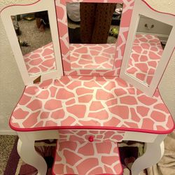 Girls Vanity Good Condition  If You See The Post Then It's Available 