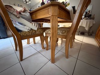 Dinning room table with 6 chairs  (cash or zelle only)