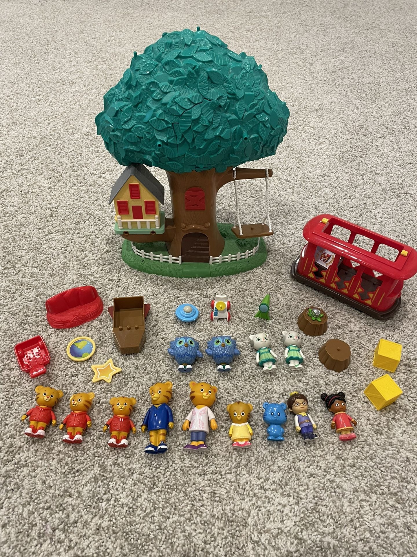 Daniel Tiger 3 in 1 Transformation Treehouse Playset With Pull Back Toy Trolley Car