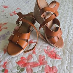 USED ONLY  ONE TIME , 7 1/2  LEATHER  , OLD NAVY BRAND  ,  GREAT  PRICE  . CLEANING MY  CLOSET  .