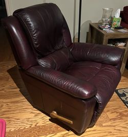 Havertys Comfortable Burgundy Leather Recliner