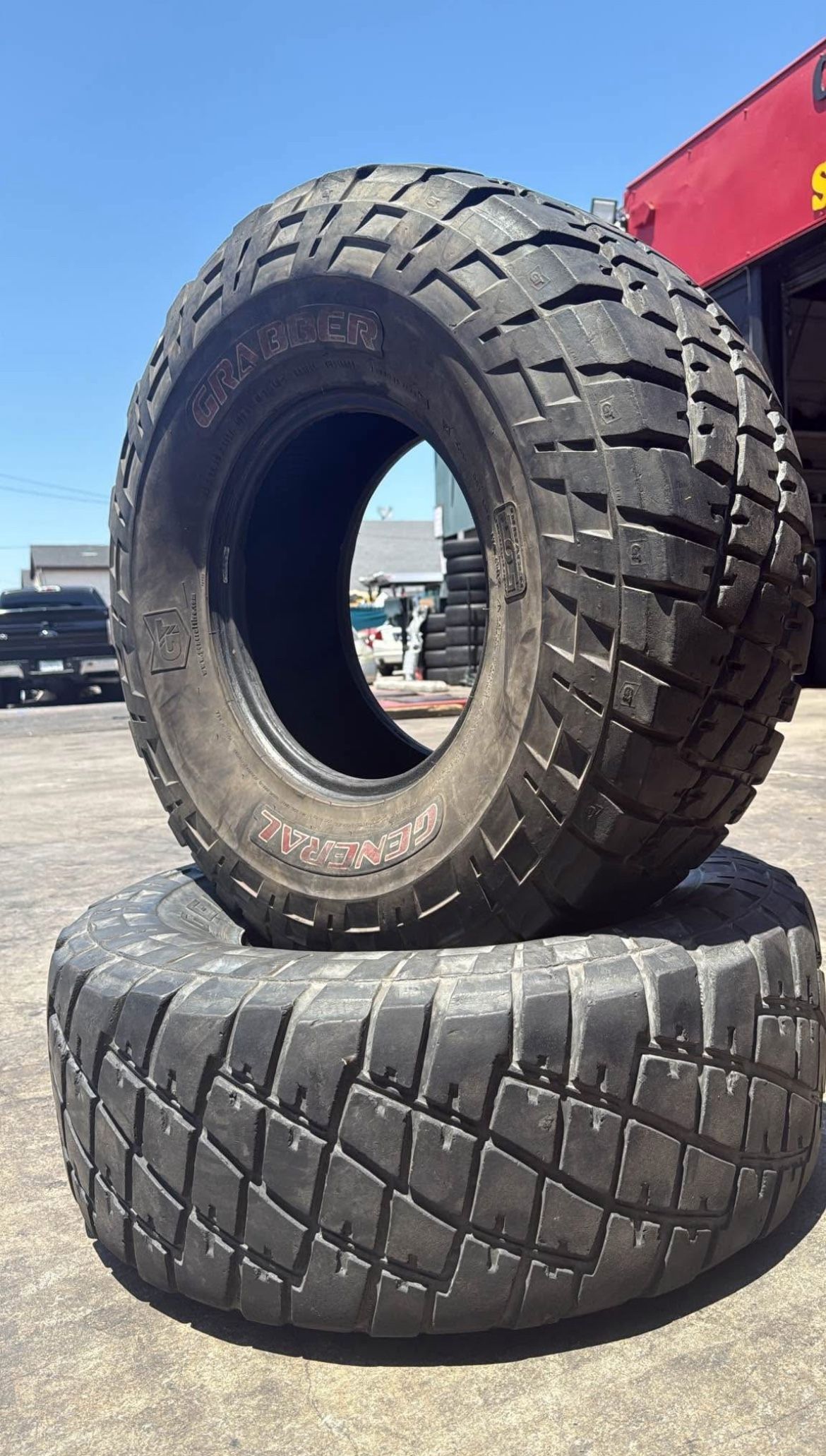 Vendo 2 Llantas LT33x12.50R15 Marca GENERAL