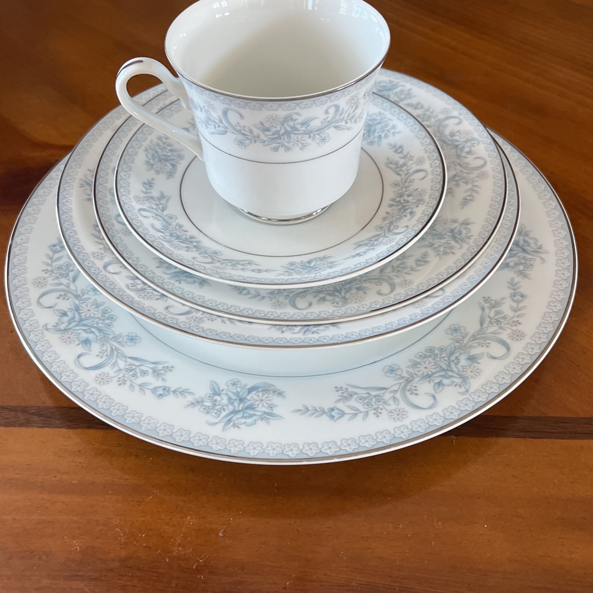 8 Place Settings Mikasa China., Dresden Rose Pattern