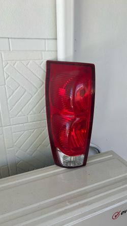2002-2006 Chevrolet Avalanche Left Taillight!