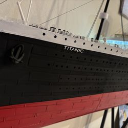 10 ft Titanic  replica 3D printed   Weighs 60 lbs