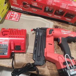 18g Brad Nailer Used With Baterie 6.0 High Output New Charger $250