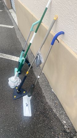 A vacuum cleaner and three mops for $35 is a good price.