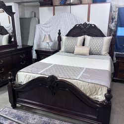 Queen Size Bedroom Set. 100% Wood Construction. In Very Good Condition. Two Nightstands Dresser With Mirror And Bed With Matresses.. hablo español