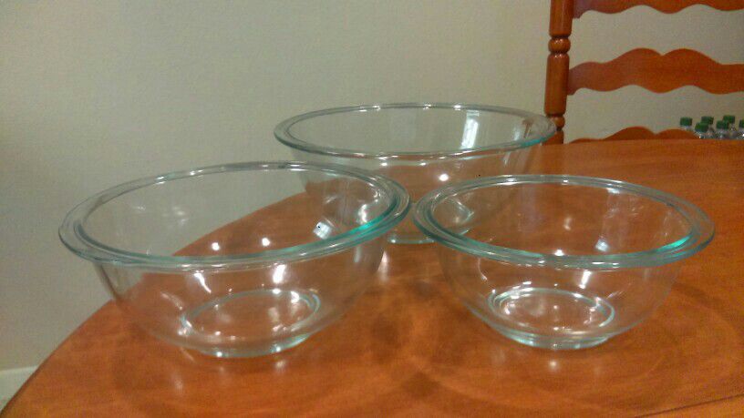 Pyrex glass bowls, set of 3