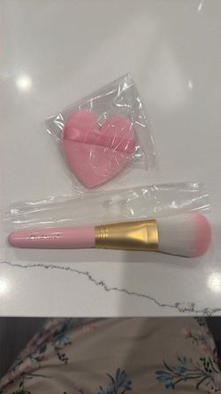 New Too Faced Pink Powder Brush & Plush Heart Powder Puff Set