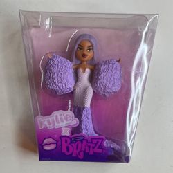 Mini bratz collectible Kylie Jenner Purple dress met gala