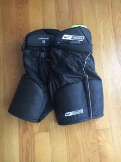 Boys hockey pants ( size M)