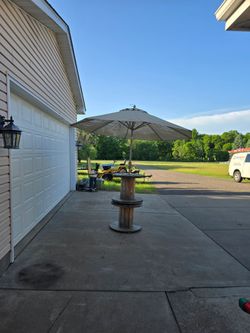 Outdoor patio umbrella