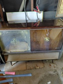 Kuba bar radio console.