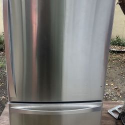 33 Wide Bottom Freezer Refrigerator