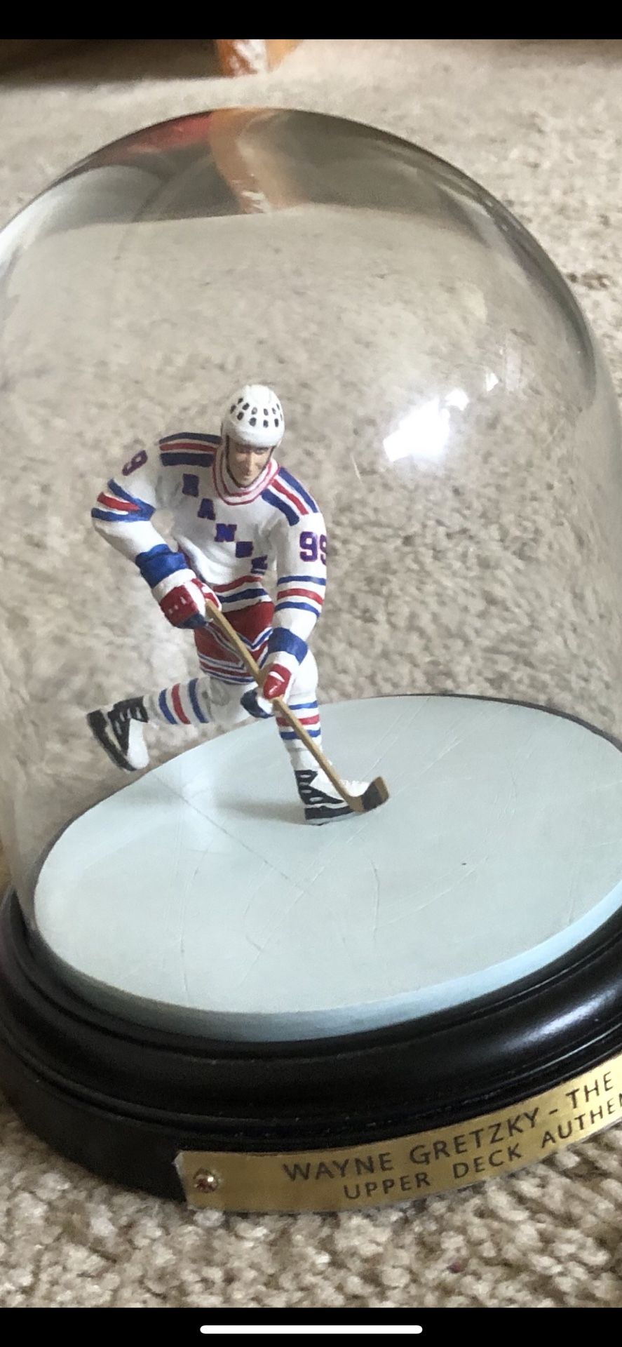 WAYNE GRETZKY IN ACTION FIGURINE IN GLASS DOME