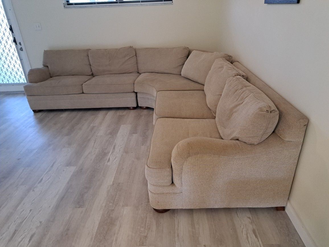 Bernhardt COUCH for Sale in Deerfield Beach, FL OfferUp