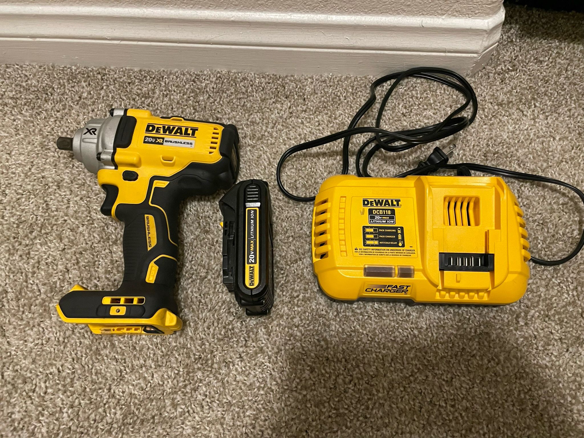 BUNDLE: DeWalt brushless 20V Impact wrench, 20V MAX Battery Pack, Flexvolt Fast Charger