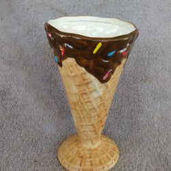 Ceramic ice cream waffle cone holder 
