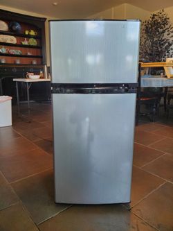 Insignia 4.3 cu.  Ft. Refrigerator