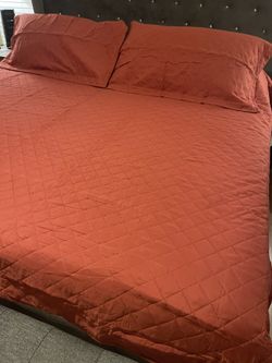 KING Luxury Quilt with matching shams gorgeous color(Pumpkin color).