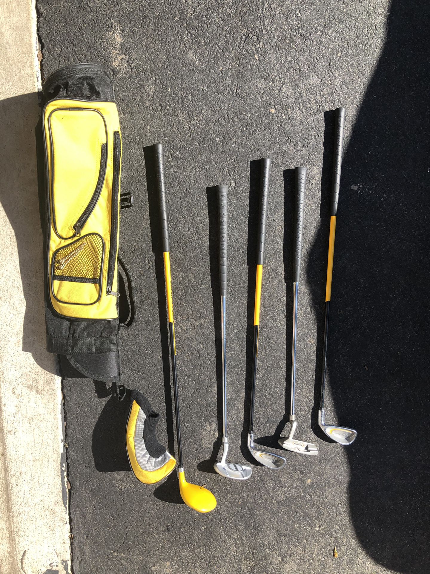 Kids size golf club set with carrying bag