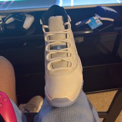 JORDAN 11 LEGEND BLUES SIZE 11 MEN