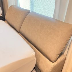 Modern Queen  Bedroom Furniture  set– Excellent condition l!