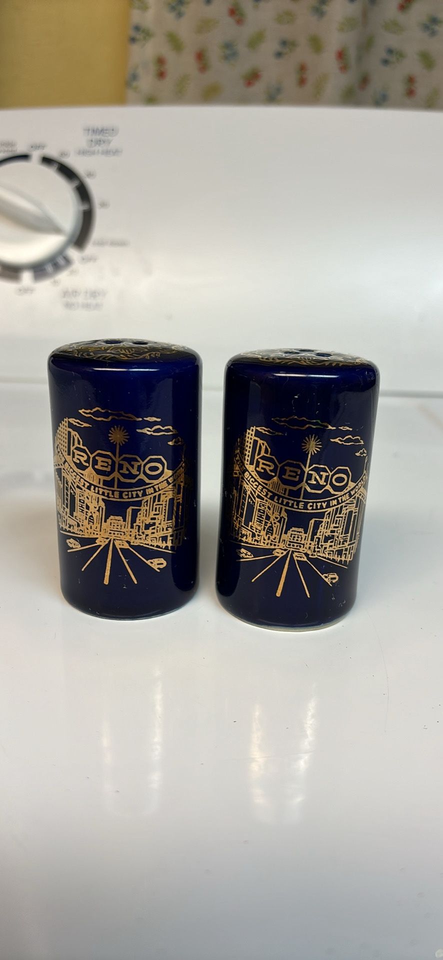 Salt and Pepper shaker set vintage Reno, Nevada original tag 3” Western Sales