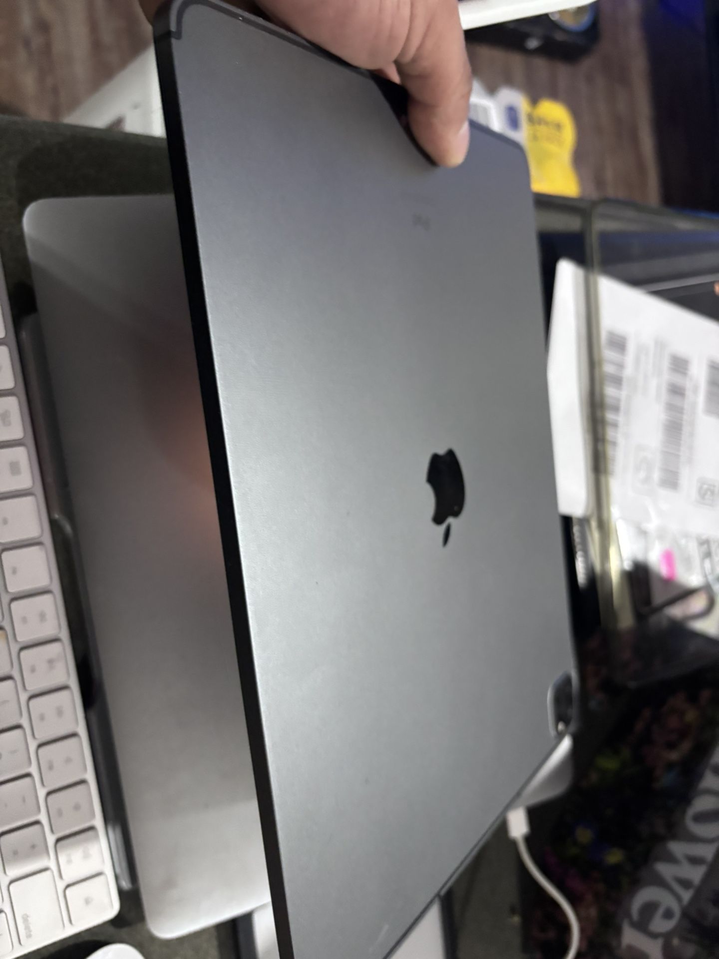 iPad Pro 6th Gen 12.9 Inch 2tb WiFi + Cellular Includes Apple Magic Keyboard Case